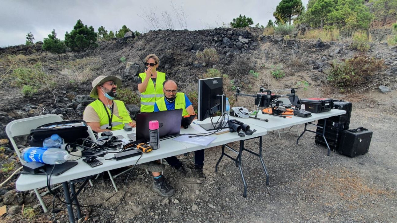 Compañeros del Servicios de Trabajos Aéreos del IGME-CSIC planificando vuelos de dron