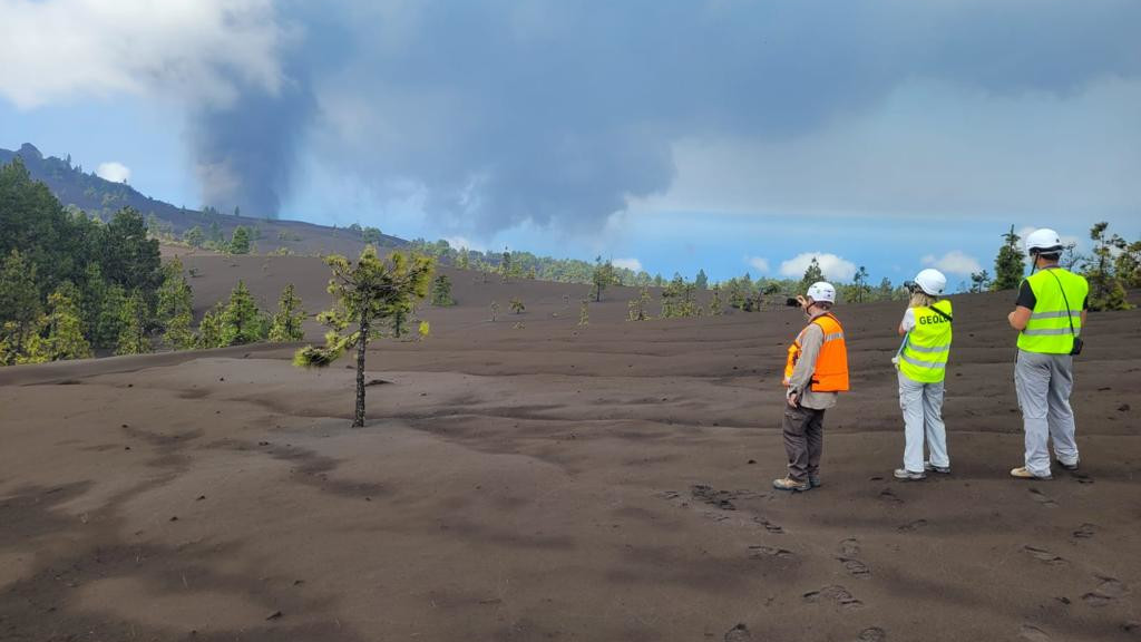 Nuestros expertos IGME-CSIC a 2 km del volcán, dejando sus huellas sobre el campo de ceniza