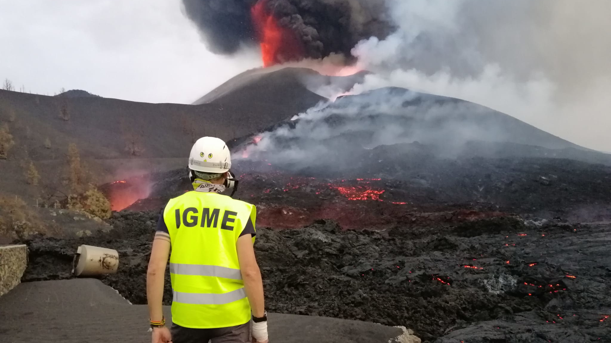 Nuestro compañero Julio López (IGME-CSIC) observando la colada de lava y las bocas eruptivas