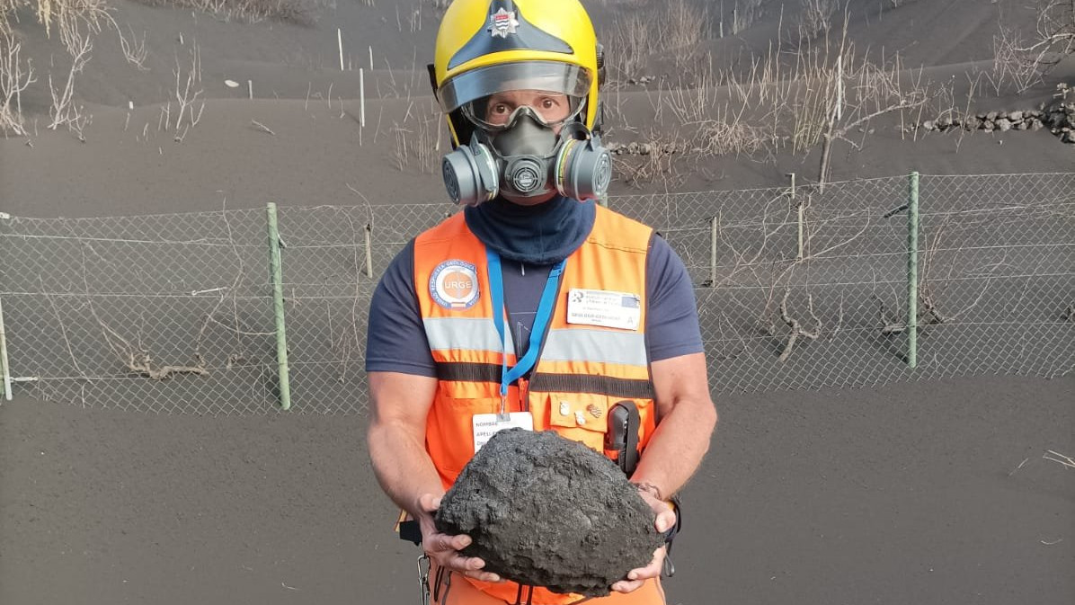 Raúl Pérez (IGME-CSIC) portando una bomba volcánica en la zona de Tacande