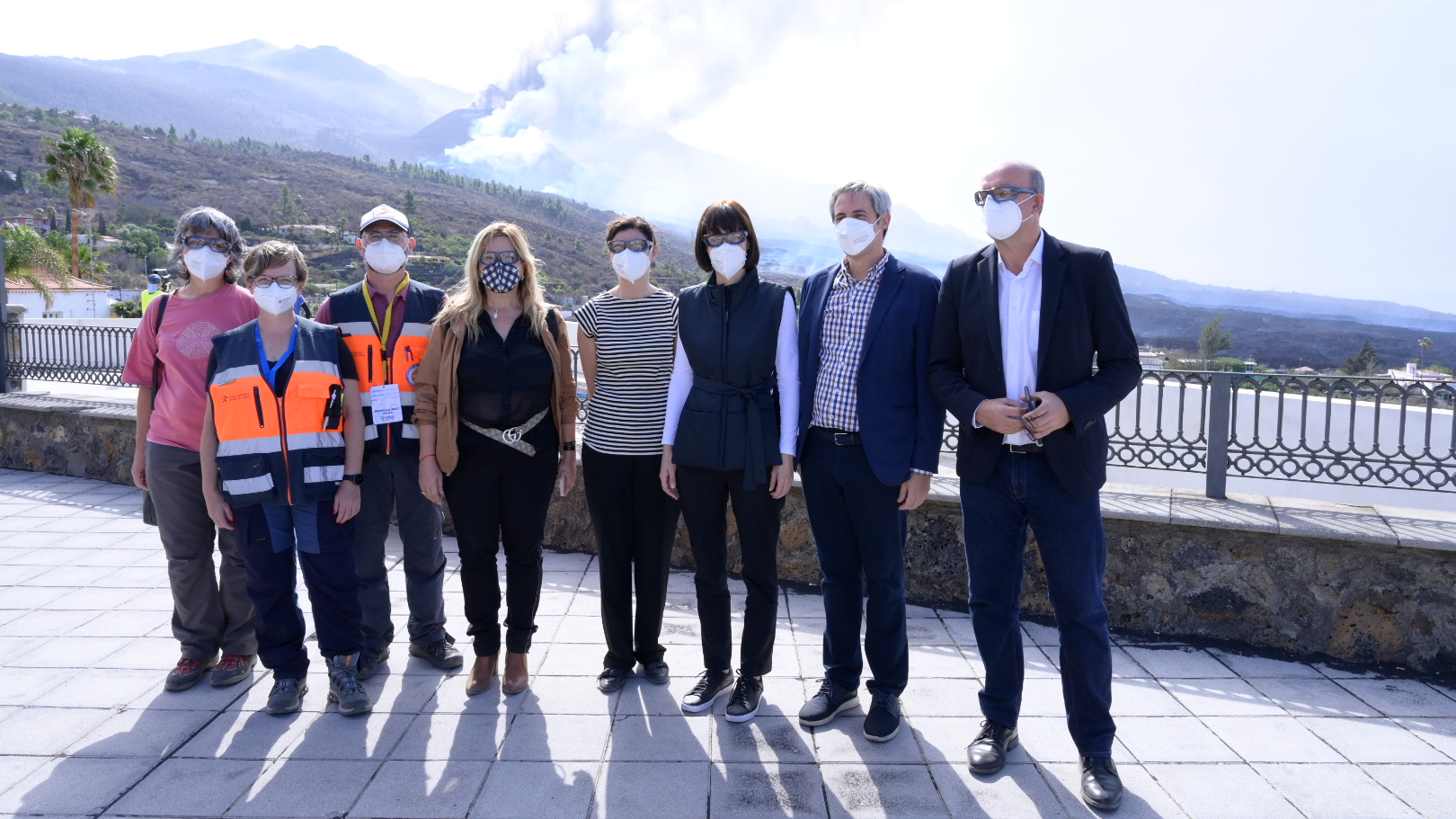 La ministra de Ciencia e Innovación, Diana Morant, visita al equipo del IGME-CSIC en La Palma