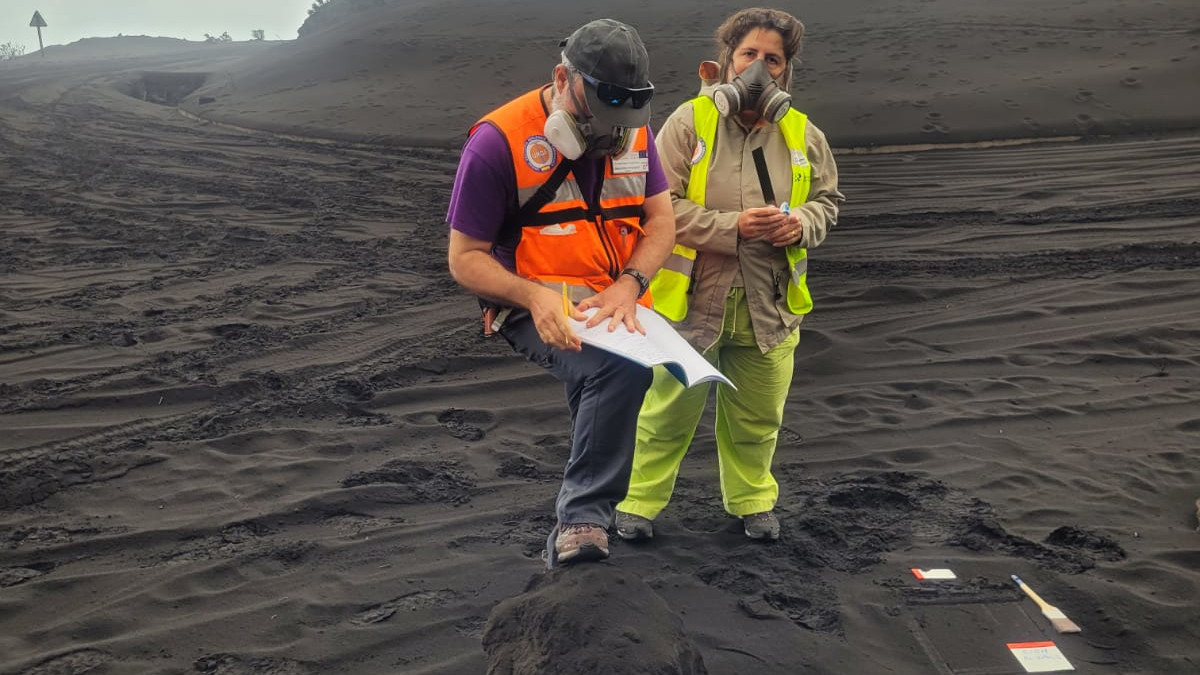 Nuestros compañeros Mª Ángeles Perucha y Miguel Ángel Rodríguez (IGME-CSIC) muestreando las cenizas volcánicas