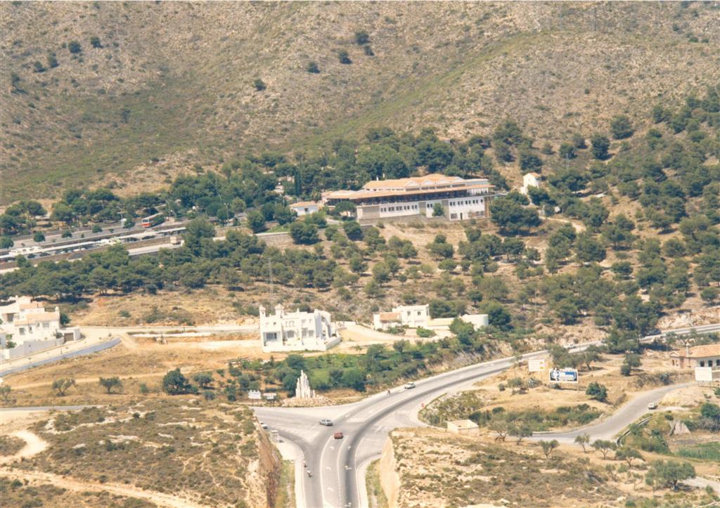 Vista general de las instalaciones de la Cueva de Nerja desde el S (foto Agapito Sanchidrián)