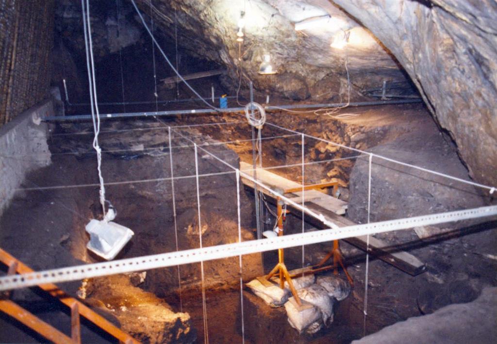 Aspecto de la Sala del Vestíbulo de la Cueva de Nerja, durante las excavaciones de 1986 (foto Jesús F. Jordá Pardo)