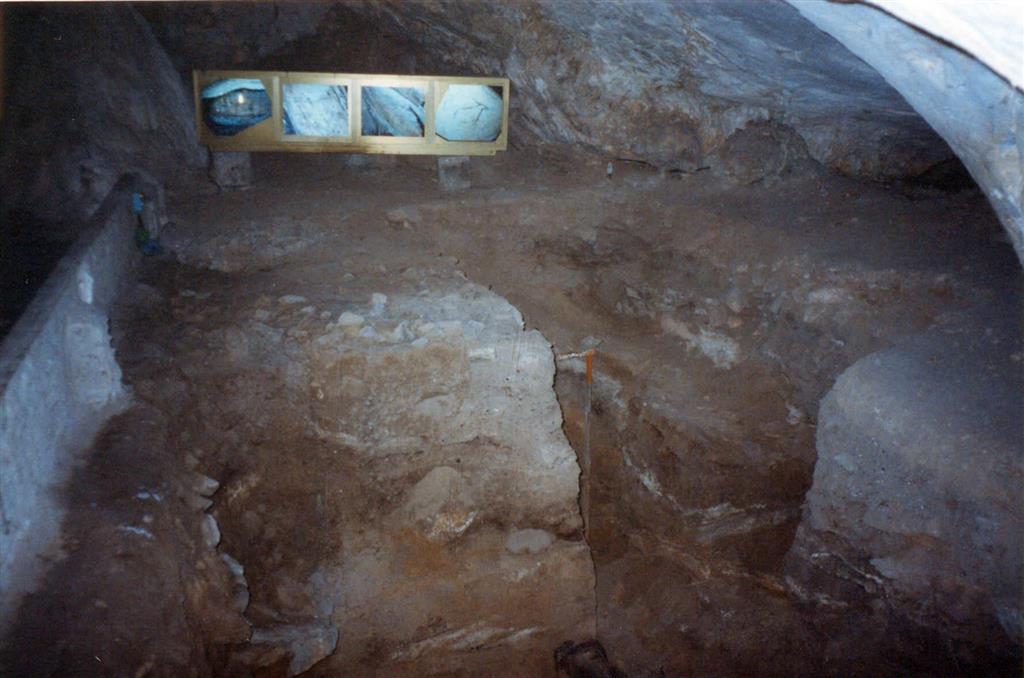 Aspecto en el año 1998 de la Sala del Vestíbulo de la Cueva de Nerja, en la zona donde se realizaron las excavaciones (foto Jesús F. Jordá Pardo)
