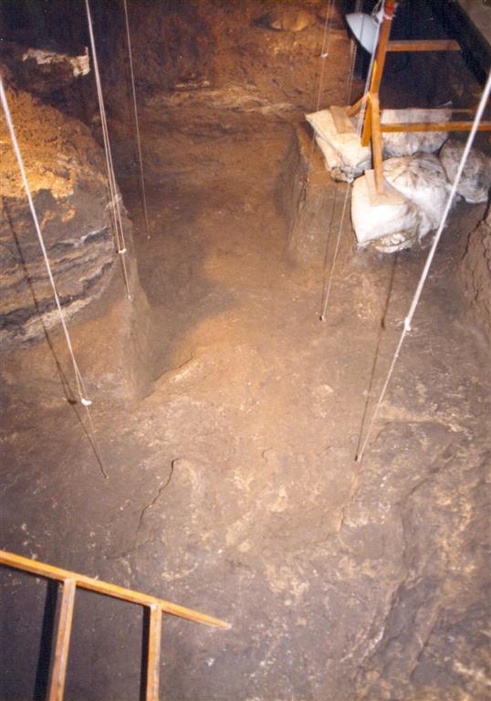 Espeleotema basal del yacimiento de la Sala del Vestíbulo de la Cueva de Nerja, durante las excavaciones de 1986 (foto Jesús F. Jordá Pardo)