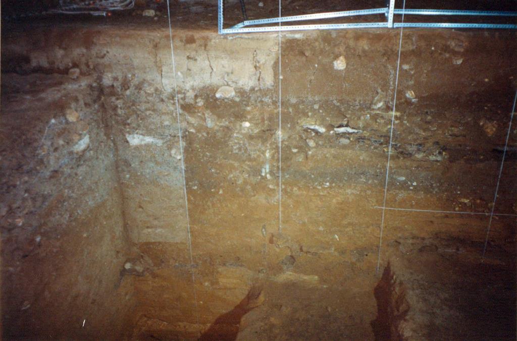 Aspecto en el año 1998 del corte estratigráfico de la Sala del La Torca de la Cueva de Nerja (foto Jesús F. Jordá Pardo)