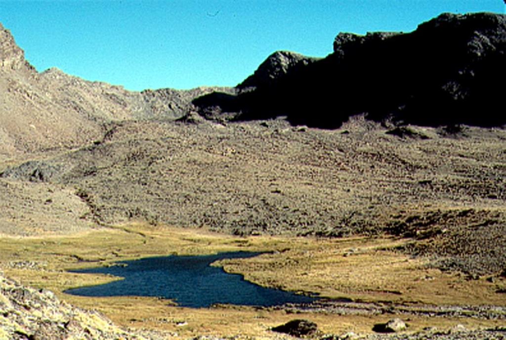 Vistas altas cumbres de Sierra Nevada y de las lagunas desarrolladas en algunos antiguos circos glaciares.