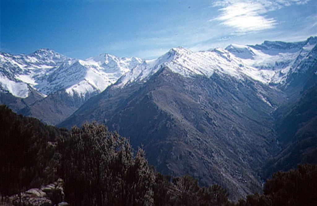Vistas altas cumbres de Sierra Nevada y de las lagunas desarrolladas en algunos antiguos circos glaciares.