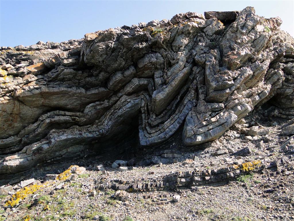 Las rocas conocidas como radiolaritas, habitualmente plegadas, son uno de los elementos que confieren un especial interés en la localidad.