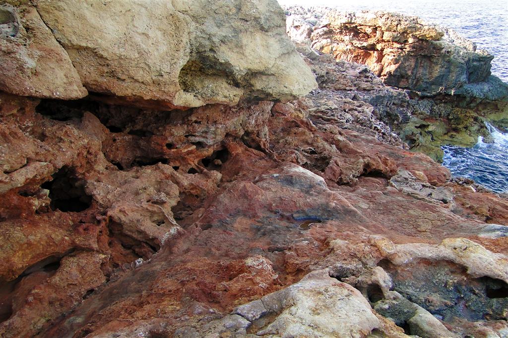 En Vermell, niveles irregulares de conglomerados y areniscas que fosilizan un relieve cárstico