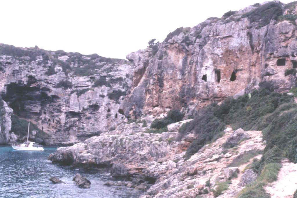 Las paredes del barranco poseen un conjunto de cuevas tanto artificiales como naturales, en gran número.