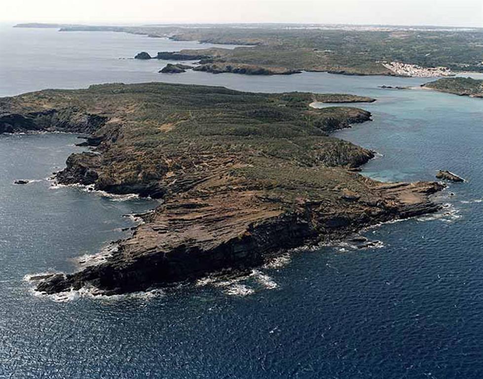Illa d'en Colom, donde se localiza el yacimiento mineralógico de blenda (esfalerita)