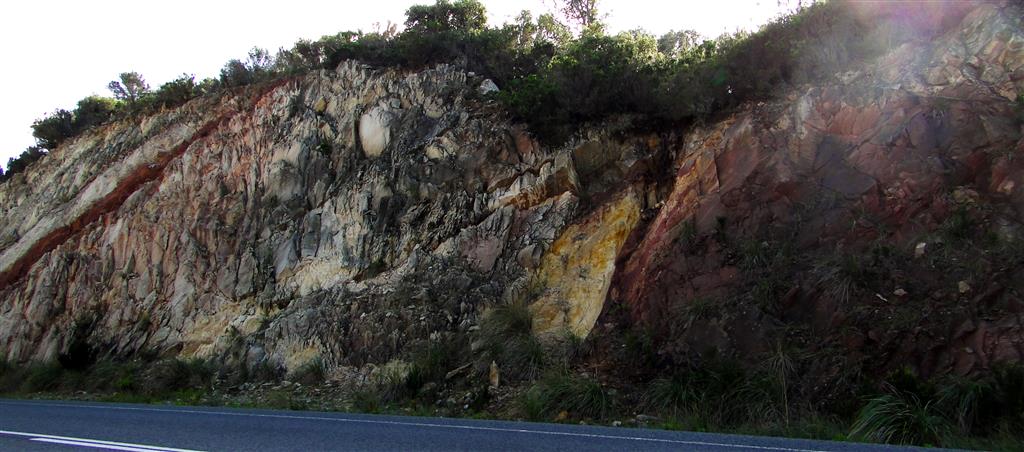Las rocas deformadas del Permotriásico muestran vistosos afloramientos geológicos en los taludes de la carretera Me-16.