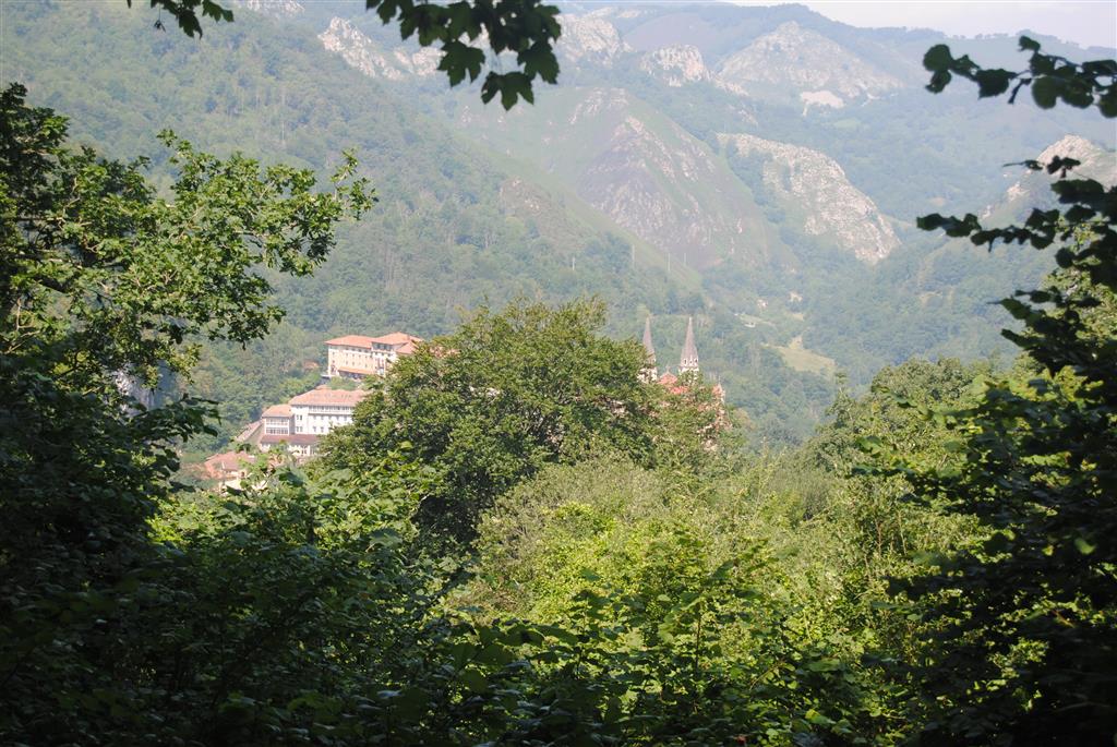 El santuario de Nª Sra. De Covadonga, desde el mirador de los Canónigos, donde se recomienda aparcar el vehículo para realizar el corte