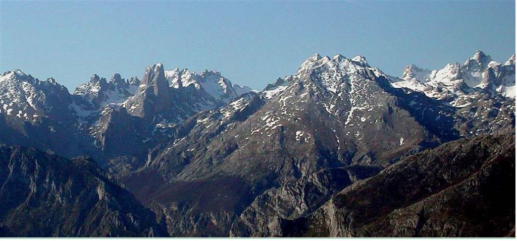 Panorámica del macizo central de los Picos de Europa desde el extremo occidental de la Sierra del Cuera, destacando las cimas del Naranjo de Bulnes, Los Albos y Torrecerredo.
