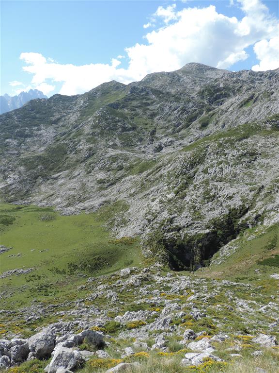 Karst alpino del entorno de Vega Maor y Cabeza Hulaga, dominado por valles y circos glaciares, till y la sima decapitada por los glaciares, denominada Pozu Los Texos