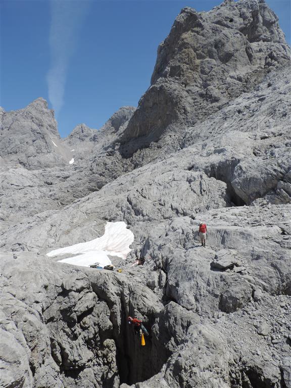 Karst alpino del Jou Las Pozas, con un lapiaz desnudo en el cual se encuentra el Pozu de La Sombrona.