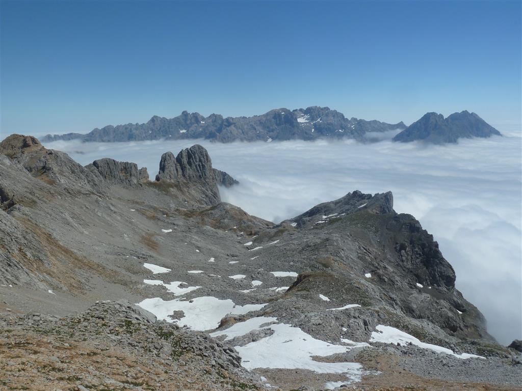 Superposición de modelados glaciar, kárstico y de laderas visto desde la Torre Bermeja (Macizo del Cornión). Al fondo Macizo Central de Los Picos de Europa.