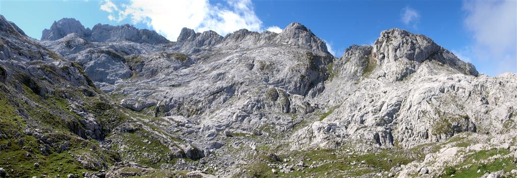 Panorámica del entorno del Collado de La Fragua, Barrastrosas y Torre Santa María. Se observa el modelado glaciar y kárstico.