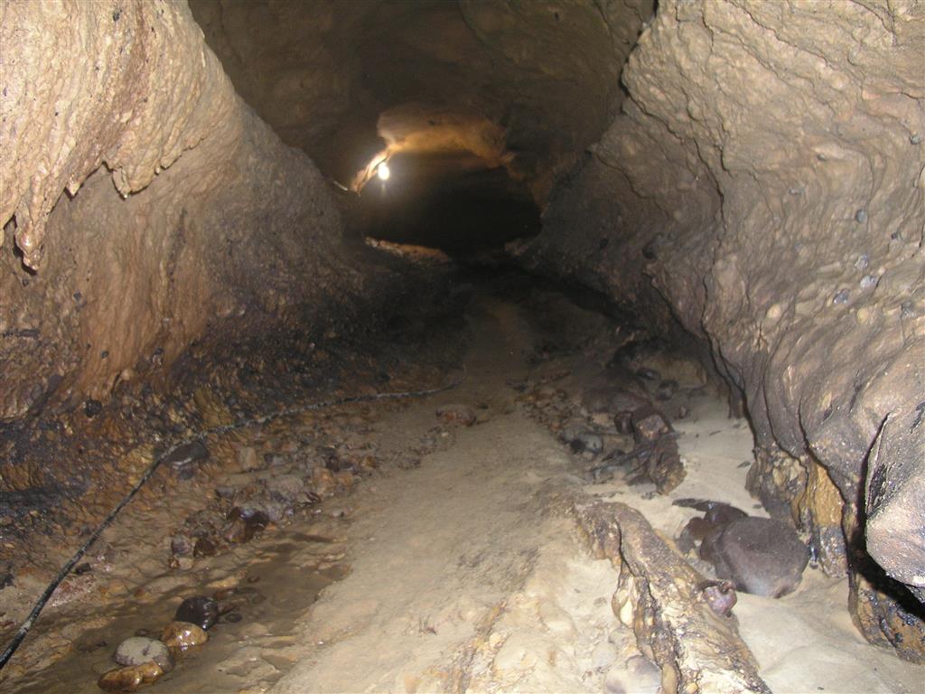 Galería de acceso por la que en ocasiones circula el río subterráneo cuyo lecho está cubierto por cantos rodados y nódulos de sílex (11/09/2012)
