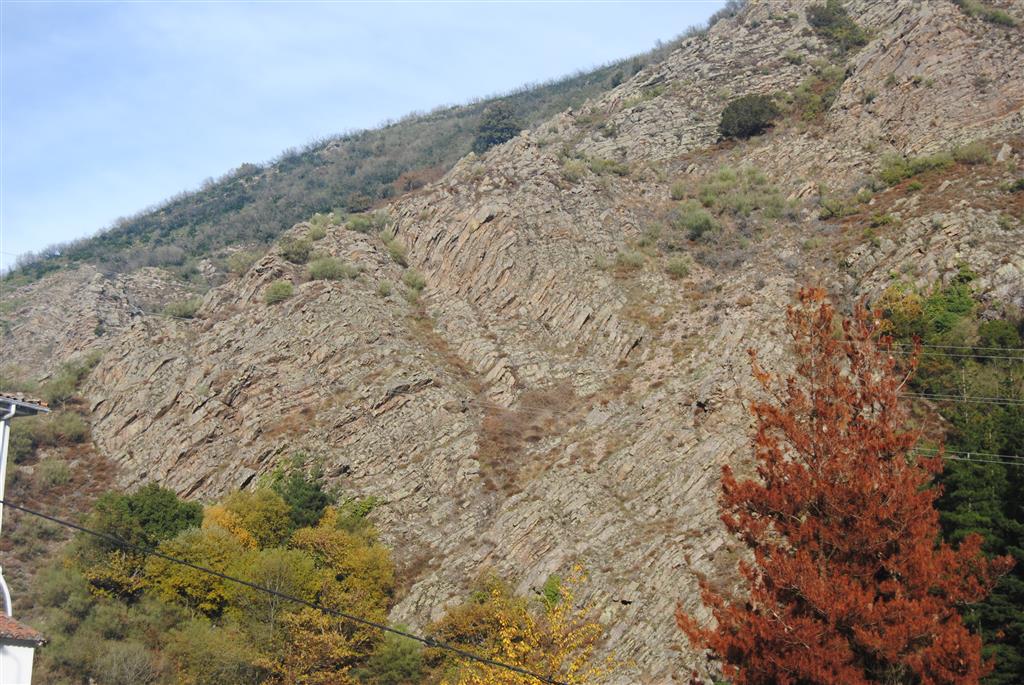 Areniscas de la Fm Areniscas de la Herrería (= Fm Cuarcitas de Cándama) en la ladera occidental de la Peña Montañales, en la parte meridional del LIG