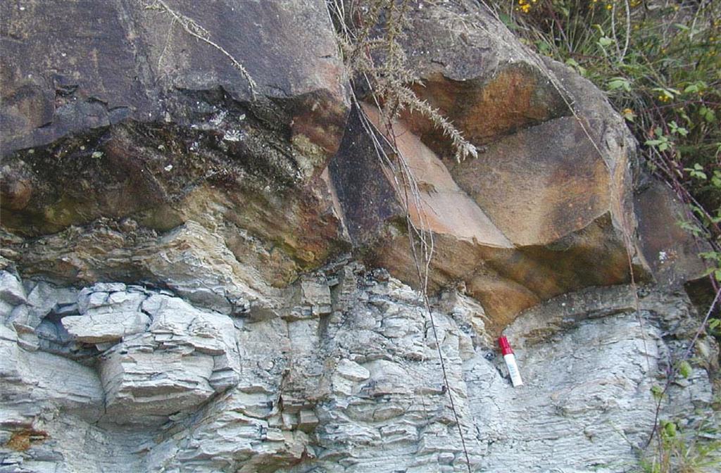 Base de uno de los estratos de areniscas de la fotografía anterior mostrando estructuras erosivas (flutte marks) que son buenos indicadores de paleocorrientes (modificado de Merino-Tomé, 2004).