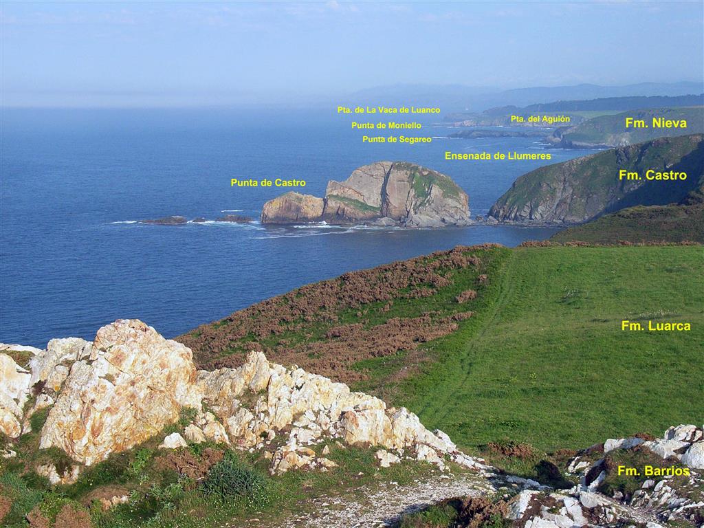 Vista panorámica desde el Cabo Peñas hacia el este en la que se pueden reconocer las diferentes formaciones del Paleozoico (aquéllas que son visibles), que aquí supone una sucesión prácticamente continua hasta la Punta de la Vaca.