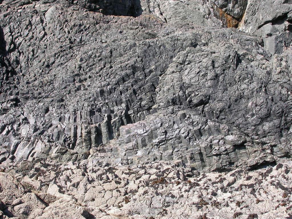 Columnata de basaltos al oeste de la playa de Verdicio en la que se encuentran unos 100m de basaltos que, en dirección al Cabo Peñas, llegan a formar una columnata basáltica.