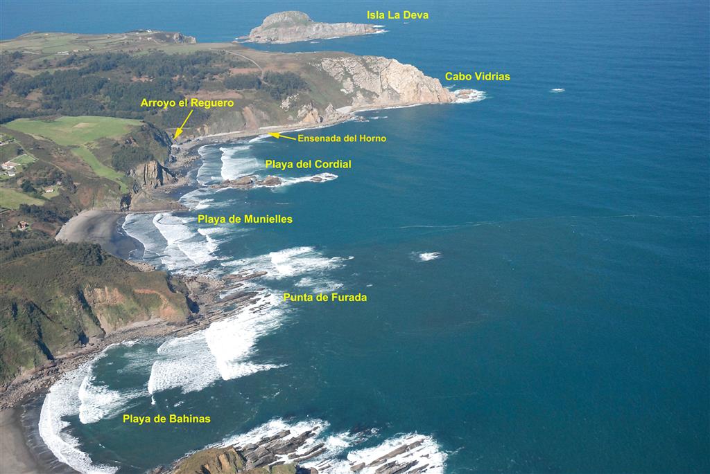 Vista desde el aire de la sucesión paleozoica desde el Cabo Vidrias, hacia el este, hasta la playa de Bahinas, donde se encuentra el límite Silúrico/Devónico en el tercio superior del estrato-tipo de la Fm. Furada.