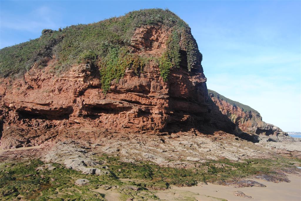 Sucesión de areniscas y limolitas rojas del Buntsandstein en el acantilado de la playa de Xivares