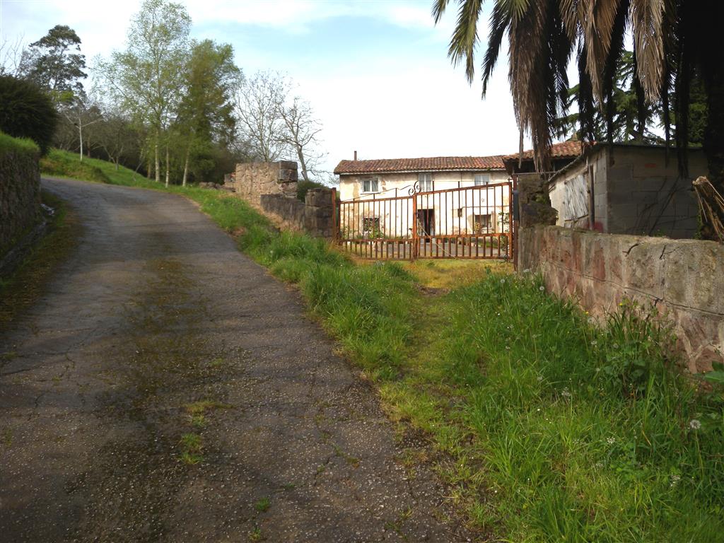 Casa Barredo, desde donde se puede acceder al yacimiento siguiendo el antiguo camino hacia el Monte de Ferroñes.