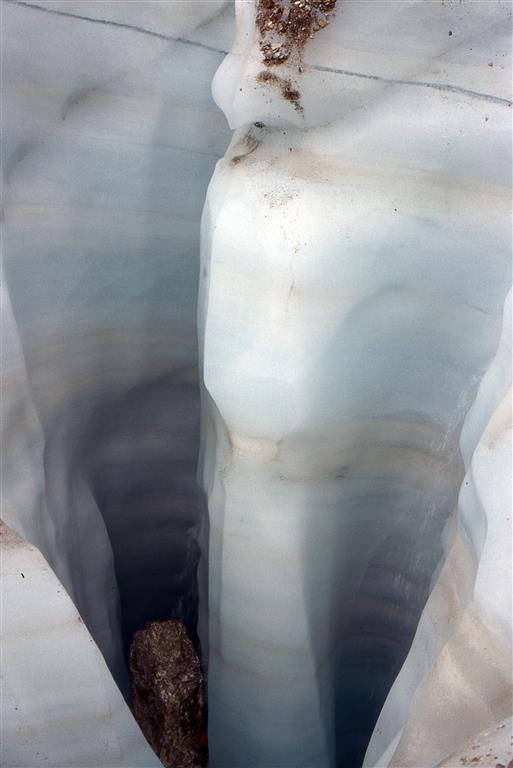 Uno de los molinos mostrando la estratificación del hielo glaciar y como la cubierta de clastos se encuentra  congelada. Fecha: Noviembre 1995. Autor: J.J. González Suárez.