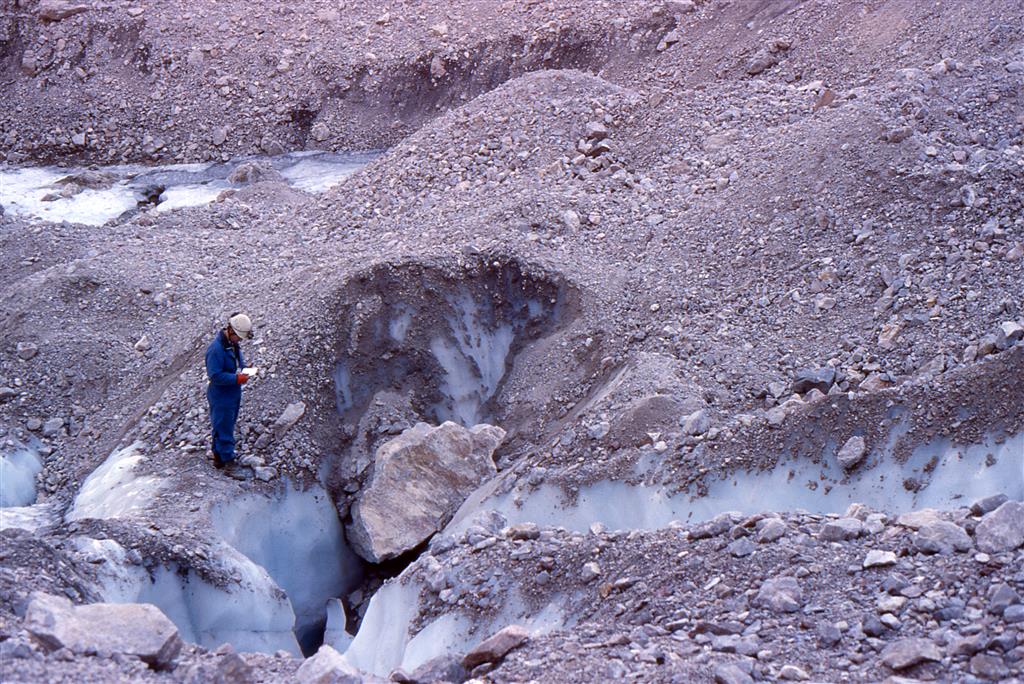 Detalle de la foto 2. Muestra el hielo recubierto por un depósito de clastos congelados. Escala J. Alonso Peña. Fecha: Noviembre 1995. Autor: J.J. González Suárez