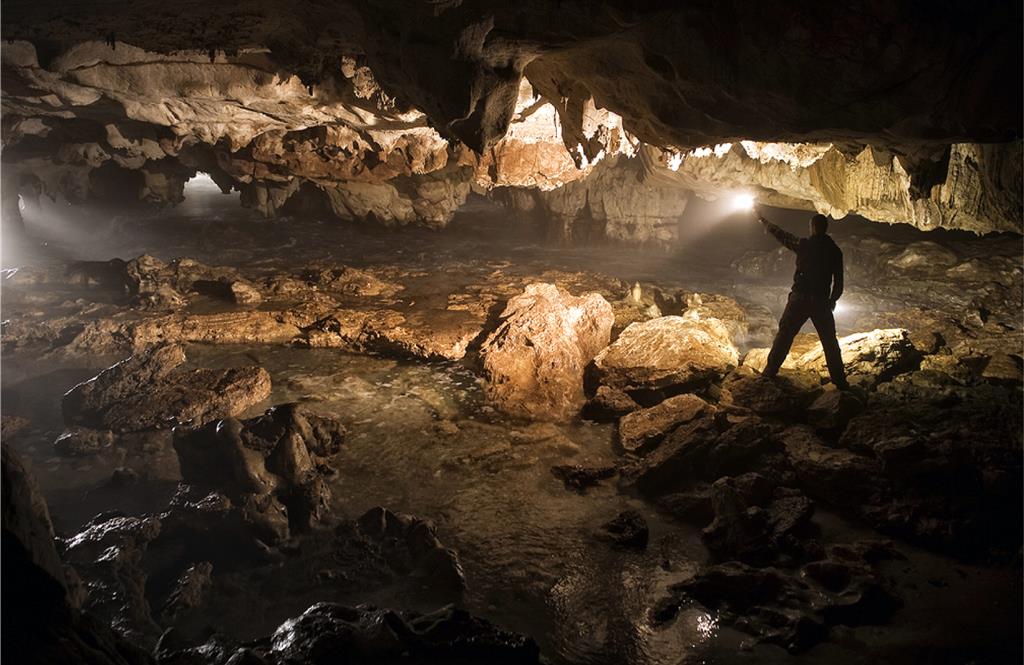 Cueva septentrional de Cobijero que se desarrolla hasta la cercanía del borde del agua