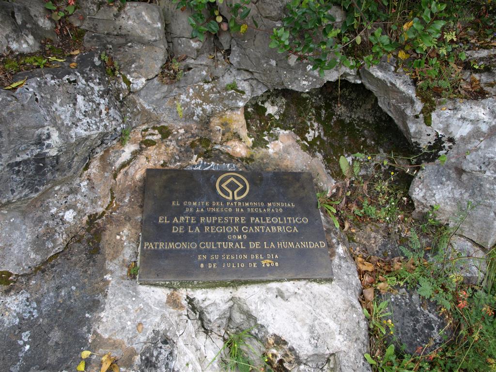 Placa conmemorativa de la declaración como Patrimonio Cultural de la Humanidad de la Cueva de Candamo el 8 de julio de 2008