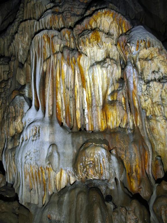 Ejemplo de coladas en la Cueva de Candamo en el Salón de los Grabados