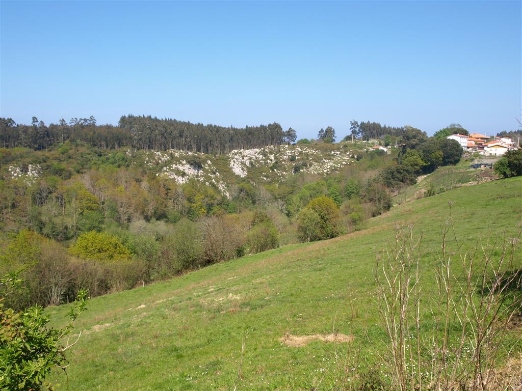 Panorámica del valle ciego del Río San Miguel con la localidad de Ardines al fondo