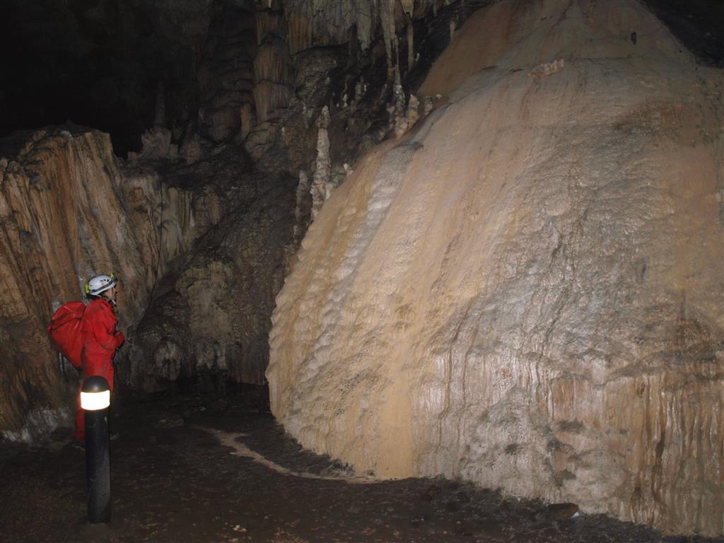 Espeleotema tipo flowstone y estalagmitas en el interior de la Cueva de El Pindal.