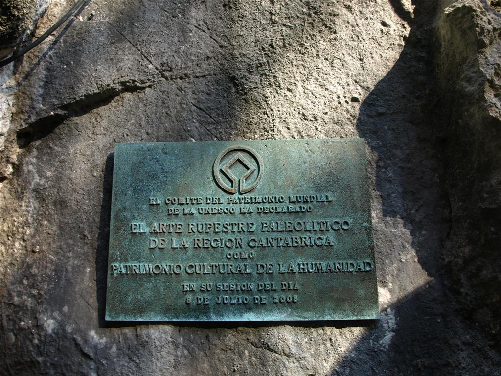 Placa conmemorativa de la declaración como Patrimonio Cultural de la Humanidad de la Cueva de El Pindal el 8 de julio de 2008.