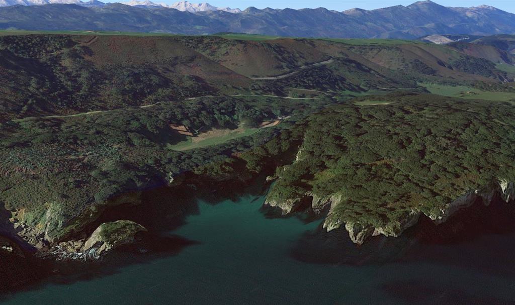 Vista aérea acceso cueva de el Pinal. © 2017 Google, data SIO, NOAA, U.S. Navy, NGA, GEBCO