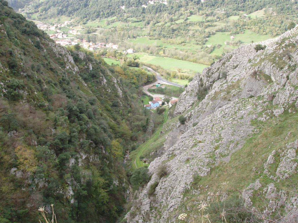 Confluencia del Desfiladero de Las Xanas con el valle del Río Trubia.