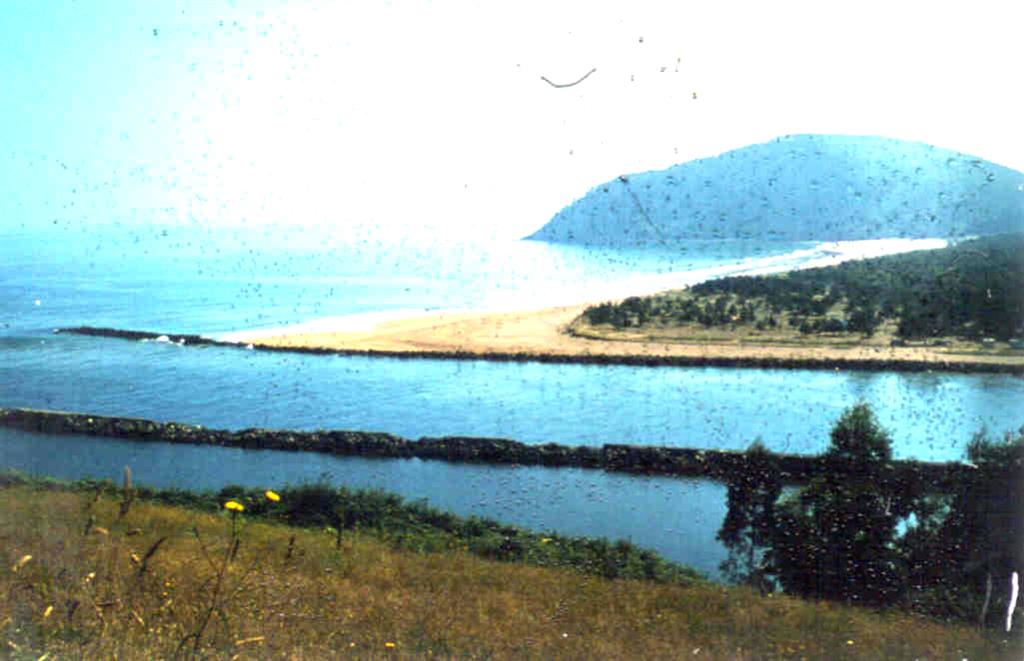 Desembocadura de la ría y playa de Rodiles (foto tomada en 1980).