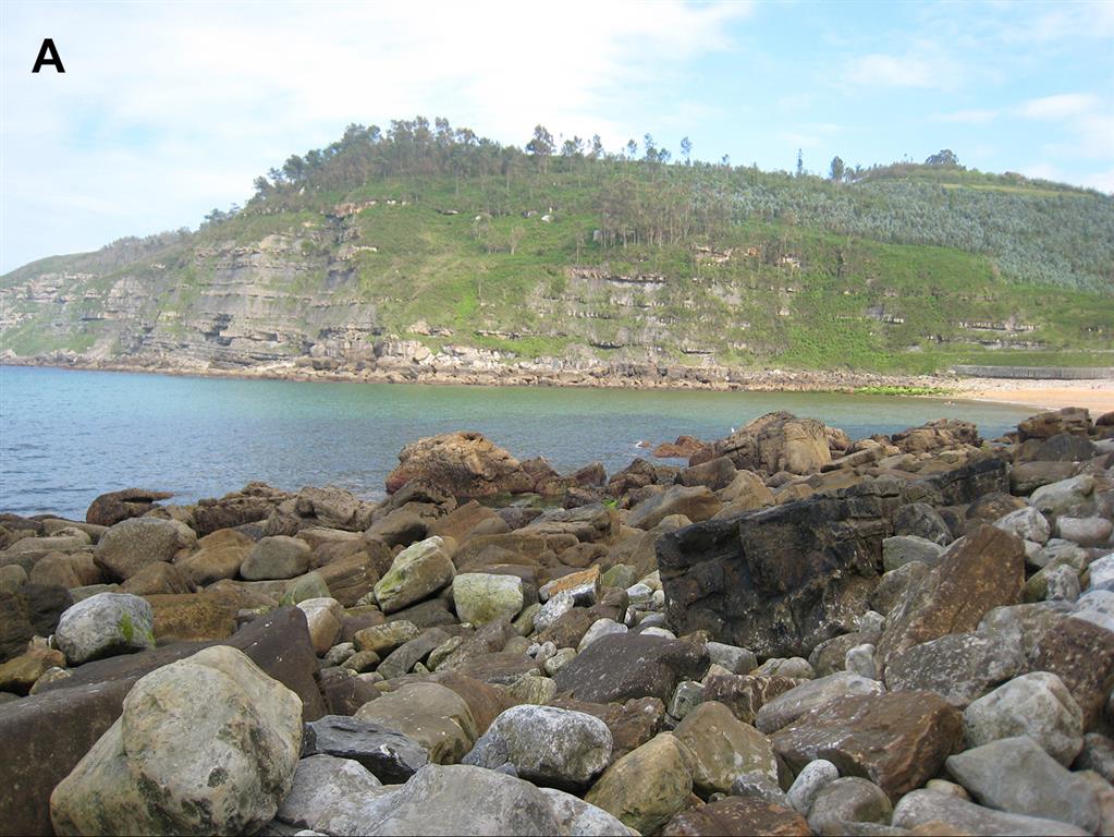 Vista general de los acantilados al Este de la playa de Merón. Formación Lastres.