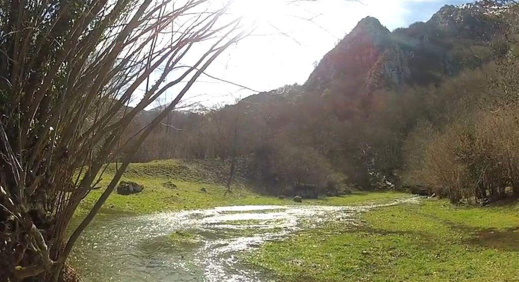El prado de la imagen anterior en la época de aguas altas (fotografía extraída del vídeo “Garrafes de Bueida – Quirós” en https://www.youtube.com/watch?v=vQz5iieawVs)