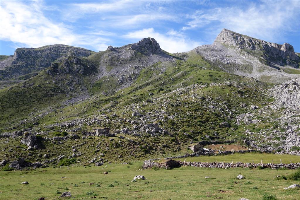 Vista hacia el sur de las morrenas laterales situadas al SE del refugio del Meicín. El pico más alto a la derecha, Peña Cerreos con 2111 m, presenta grandes avalanchas de rocas en su vertiente oriental (foto: V. Alonso)