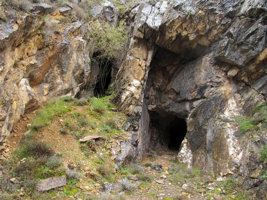 Bocamina de la explotación de barita que permaneció activa durante los años 30-40 del siglo XX en el extremo meridional de las hoces de Vegacervera.