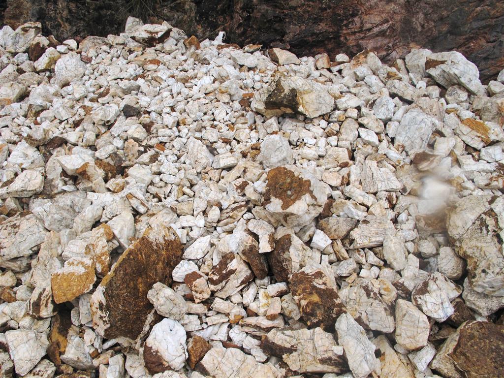 Muestras de barita en la pequeña escombrera de la mina. El cuerpo lenticular de barita que se explotó a mediados del siglo XX se localiza entre los dos miembros que tradicionalmente se han reconocido en la Formación Láncara.