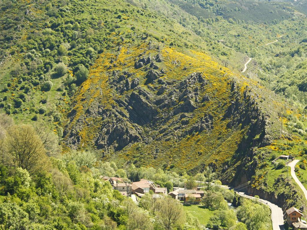 Pliegue en las dolomías de la Formación Felmín al este de la localidad homónima. La imagen fue tomada desde la carretera que asciende hacia Valporquero de Torío.