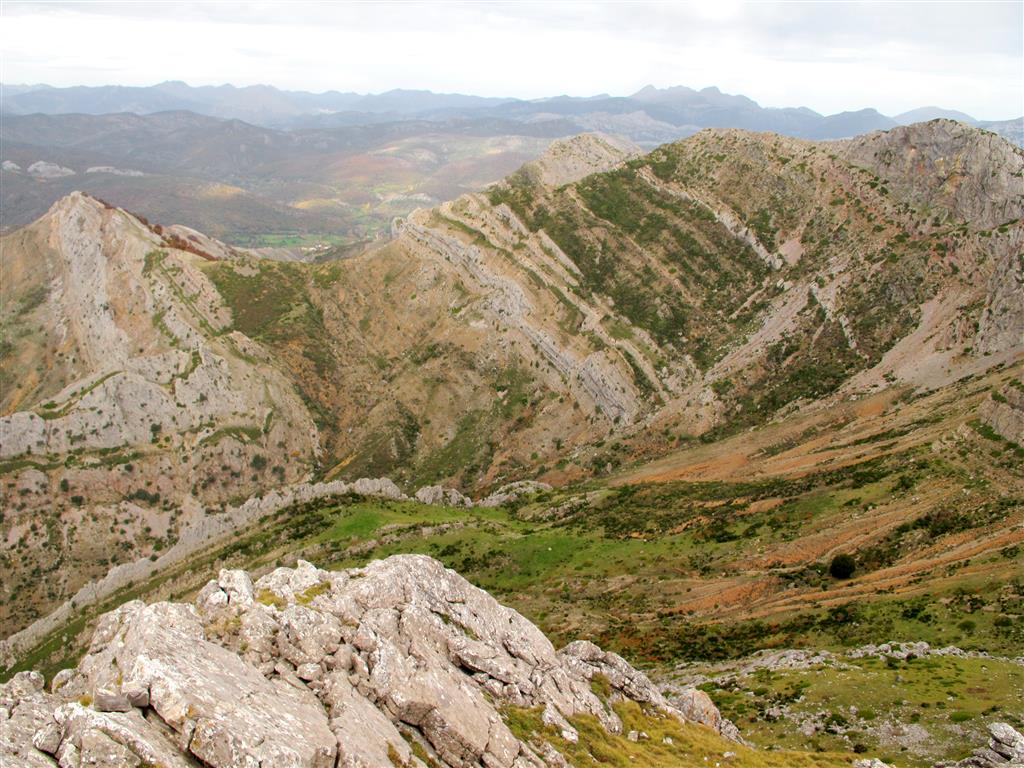 Panorámica de las formaciones devónicas aflorantes en el flanco occidental del Sinclinal del Aguasalio desde la cima del pico Peña Rionda.